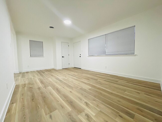 Building Photo - 3605 Pine Cone Dr