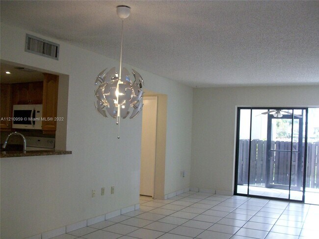 Foto del edificio - 9439 Fontainebleau Blvd