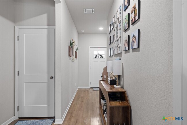 Foto del edificio - 1913 Zabcikville Dr