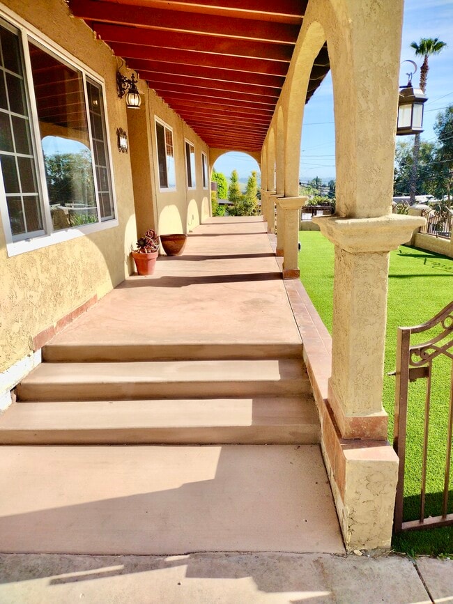 Building Photo - 909 Galopago St