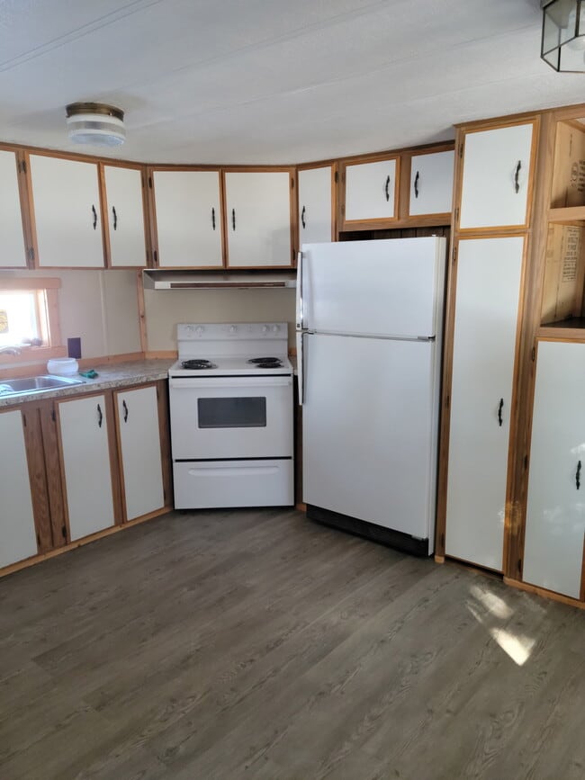 kitchen- new fridge - 2841 Whitefish Stage