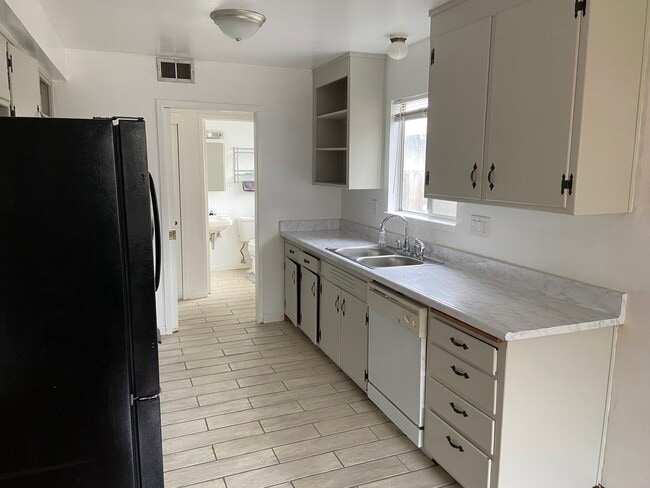 Kitchen - 1090 43rd Avenue