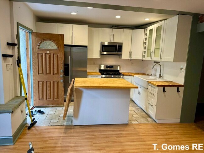 Building Photo - 394 Riverway