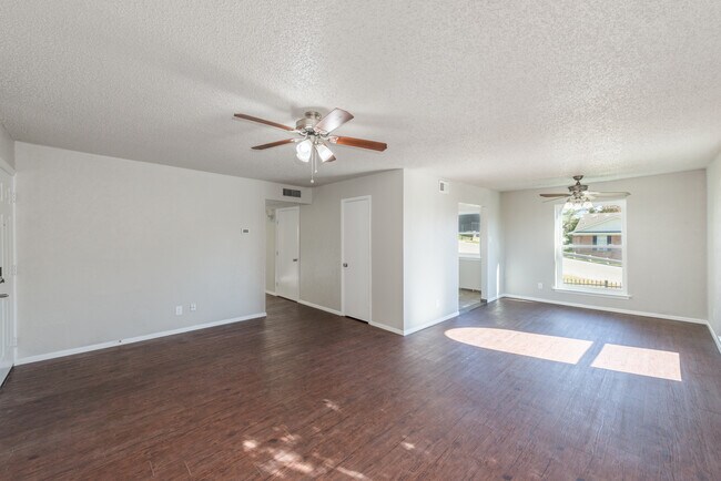 Foto del edificio - 6004 Westridge Ln