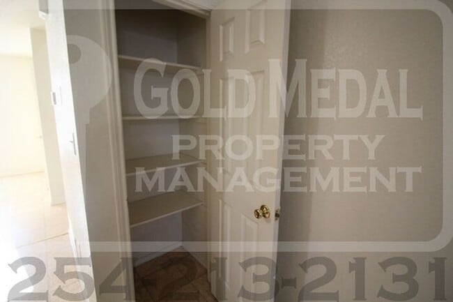 Building Photo - 3304 Hereford Ln