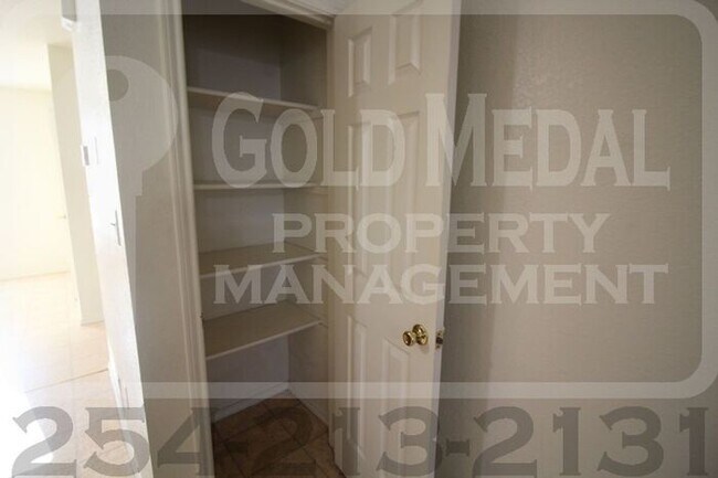 Foto del edificio - 3304 Hereford Ln