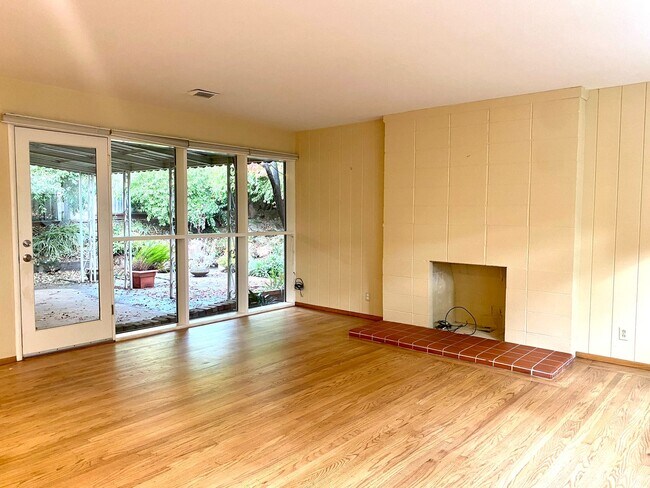 Building Photo - Castro Valley 3 BD / 2 BA - Hardwood Floor...