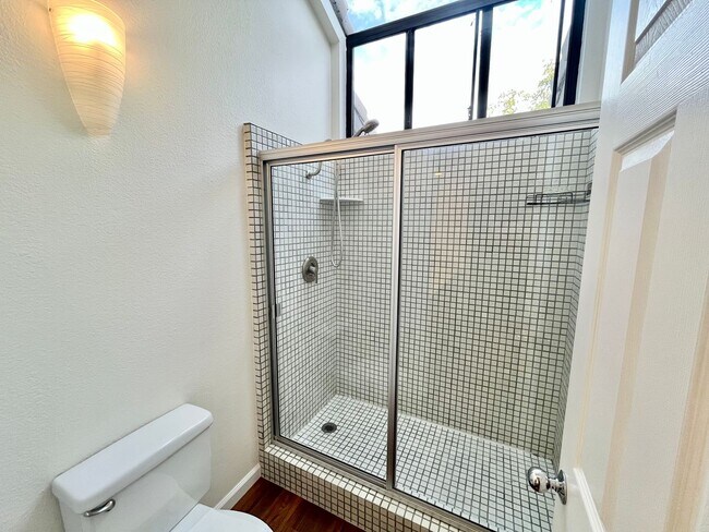 Foto del edificio - Newly Remodeled 3BR 3BA Home in University Canyon Community - Beautiful Wood floors, Canyon Views...