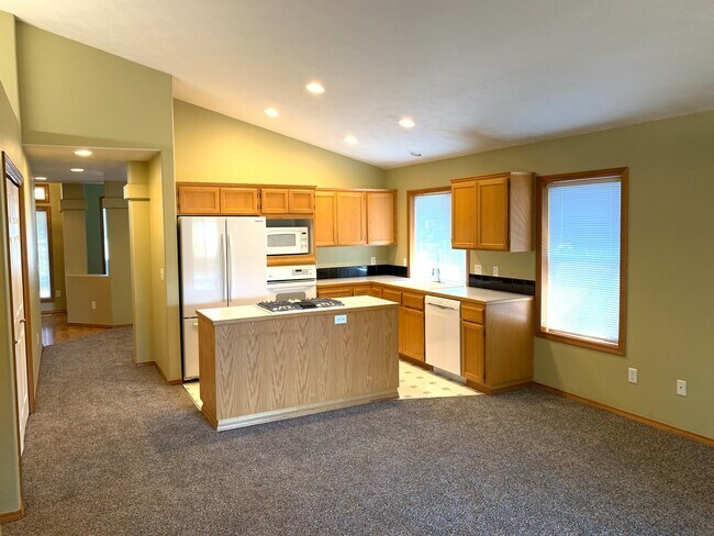 Building Photo - Light and Bright One Level Home with Vault...