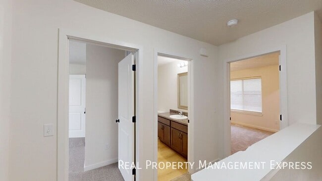 Building Photo - Stylish 1 Bed 1.5 Bath Townhome