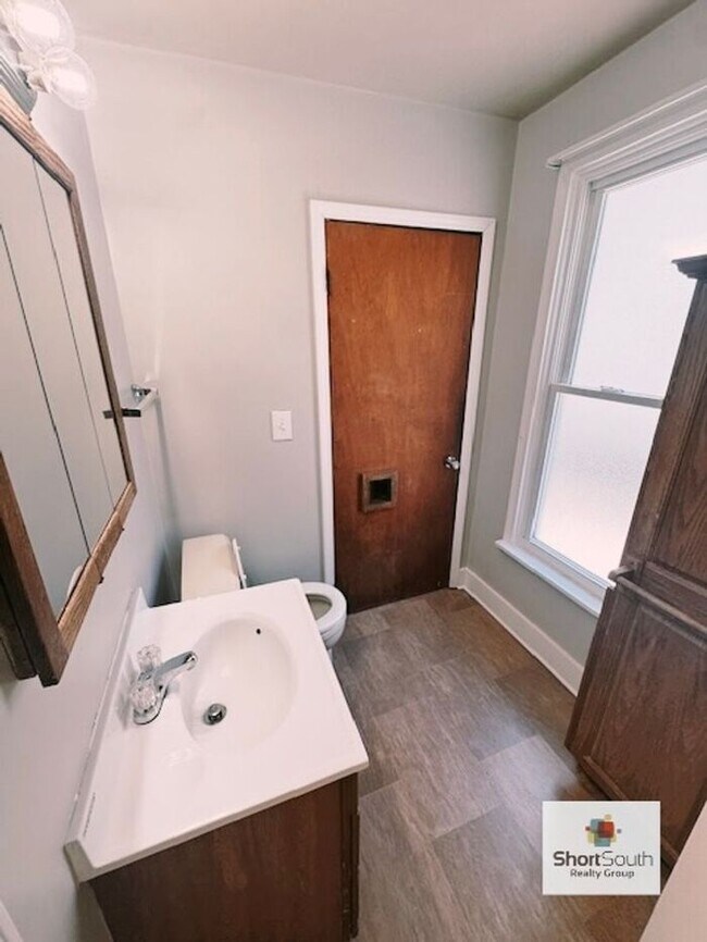 Foto del edificio - 4 bed 1 bath Single Family Home