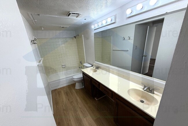 Building Photo - AVAILABLE NOW!!! Half Duplex 2 bed 1 bath in Dallas