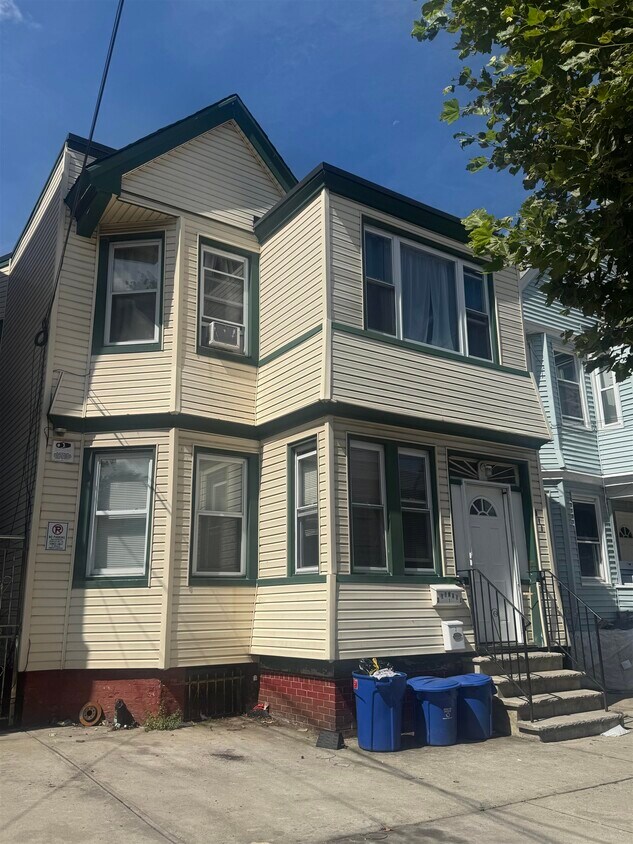 Primary Photo - 311 Ege Ave