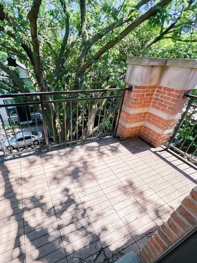 Foto del edificio - 2326 N Greenview Ave