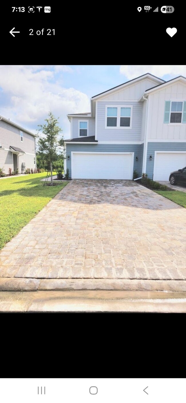 Foto del edificio - 419 Brandon Lakes Dr