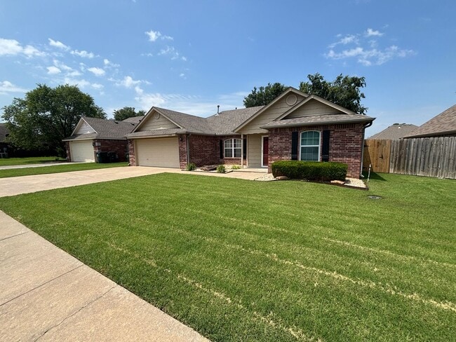 Building Photo - Awesome 3 bed/2bath/2 car Split floor plan in Southfork III!