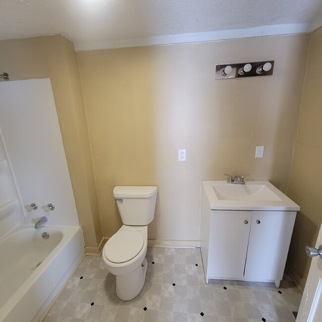 Building Photo - Great South Side Home