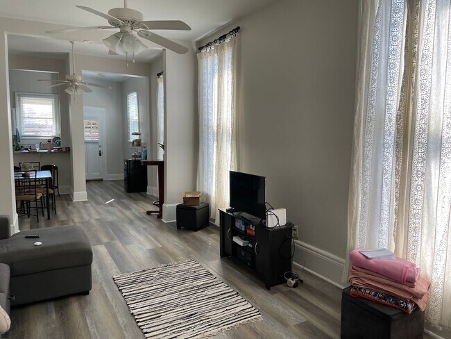 Building Photo - Spacious 2BD/2.5 BATHS! Across from Langenstein's, Uptown