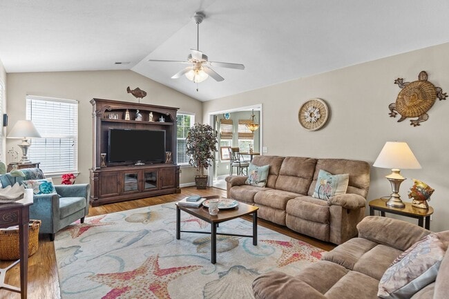 Building Photo - PERFECT "WORK FROM HOME" LOCATION FOR JAN-MAY of 2026