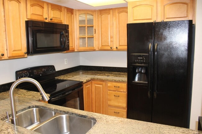 Building Photo - 1548 SE Royal Green Cir