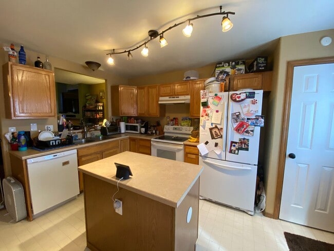 Building Photo - Cozy 3 Bed 3 Bath Home Just Minutes From N...