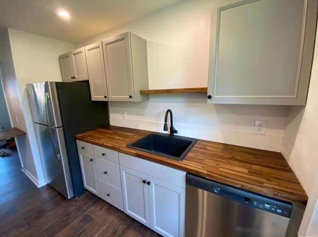 Building Photo - 516 S 13th St