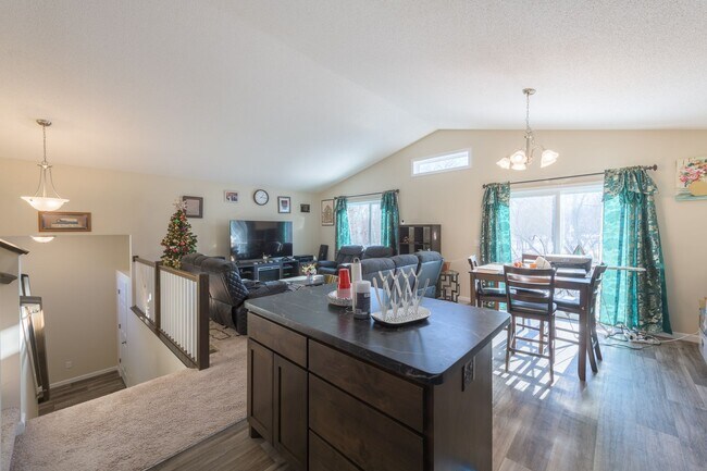 Foto del edificio - Beautiful Three Bed Home In Nice and Quiet Shafer Location For Lease! Chisago lakes schools!