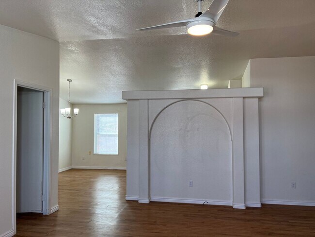 Building Photo - 3 Bedroom Westside Home