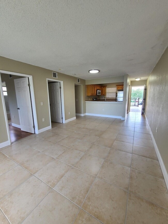 Building Photo - 1520 Lake Crystal Dr