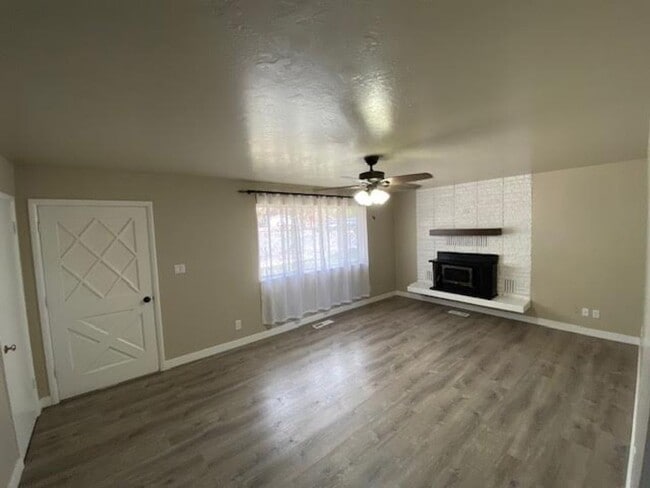Building Photo - 3 Bedroom 2 Bath Single Family Home
