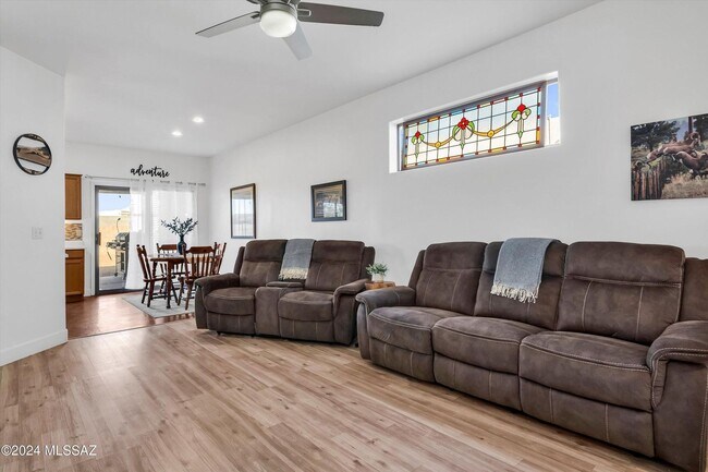 Foto del edificio - Incredible Spacious Back Yard! Large Covered Patio!