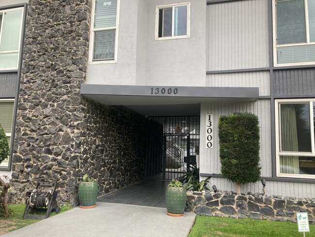Building Photo - 13000 Valleyheart Dr