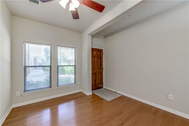 Building Photo - 1115 Kinney Ave