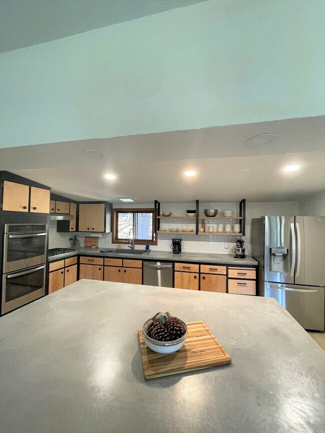 Building Photo - Tahoe City Four Bedroom House- Ski Lease
