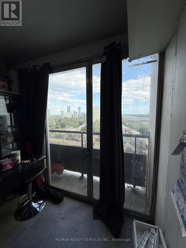 Photo du bâtiment - 5-1605 Parkway Forest Dr