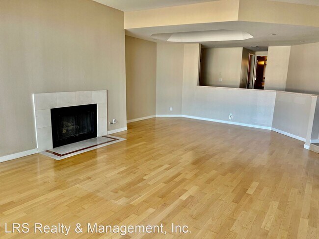 Building Photo - 2 br, 2.5 bath House - 750 S. Bundy Dr.  #207