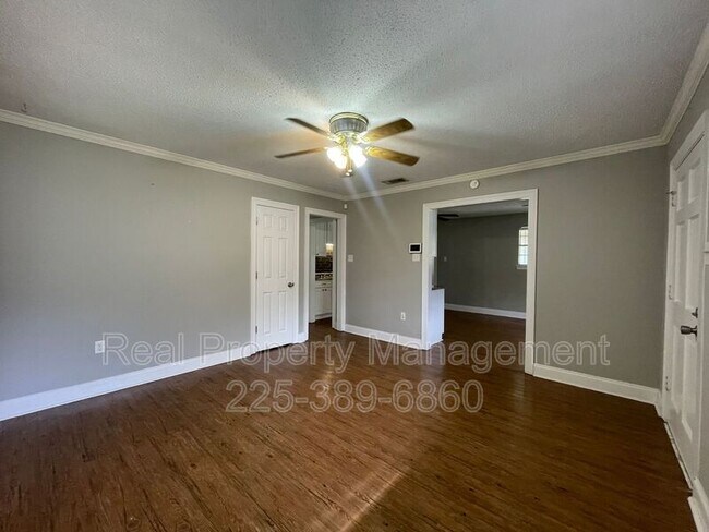 Building Photo - 275 W Chalfont Dr