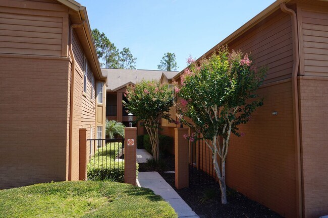 Building Photo - Sapacious 2/2 in Prestigious Sabal Point i...