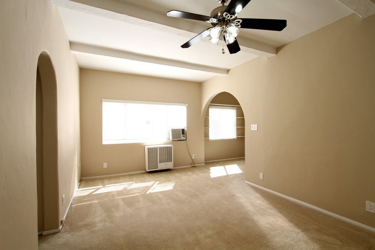 Building Photo - 232 S Reeves Dr