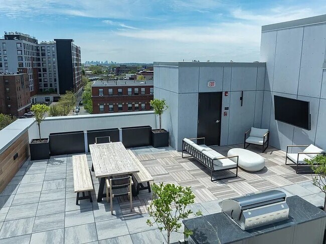 Building Photo - 87 Oxford St