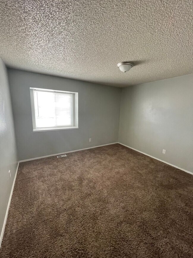 Building Photo - Beautiful 2 Bedroom 1 Bathroom Apartment L...