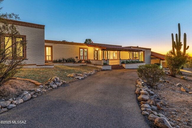 Building Photo - 2940 E Camino Juan Paisano