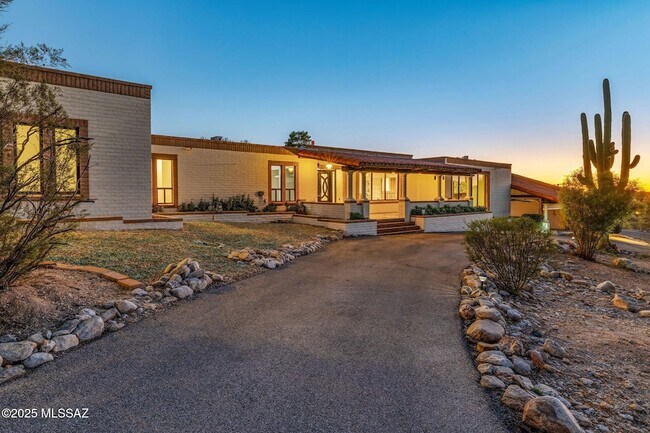 Foto del edificio - 2940 E Camino Juan Paisano