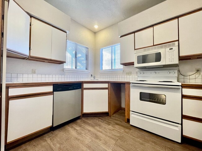 Building Photo - 2/2 Condo, Blocks from Campus and Downtown - Water and Trash Included!