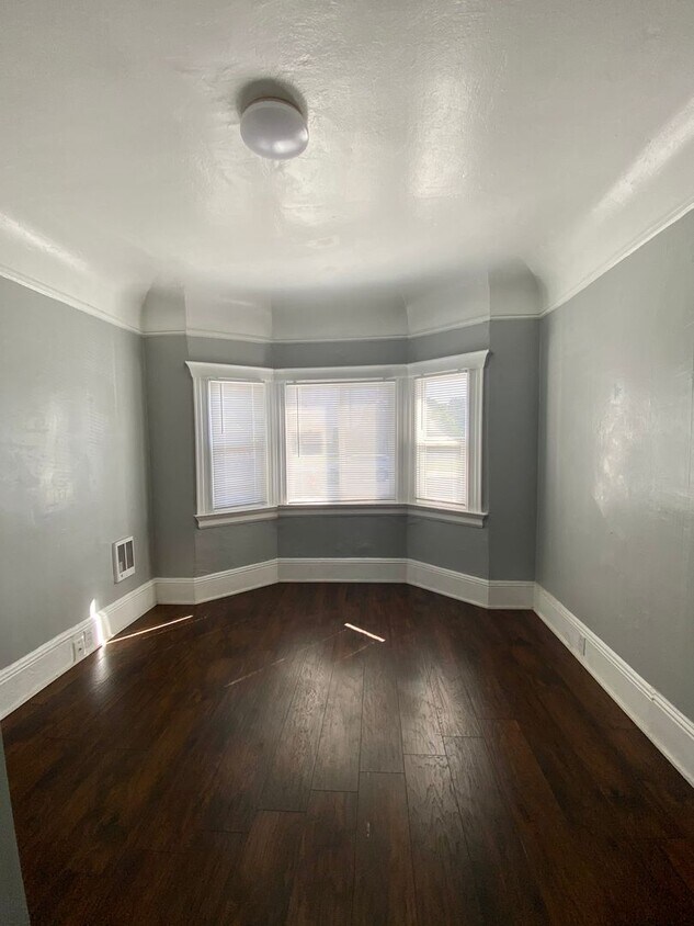 Primary Photo - 3 bedroom/2 bath unit in Chinatown! Privat...
