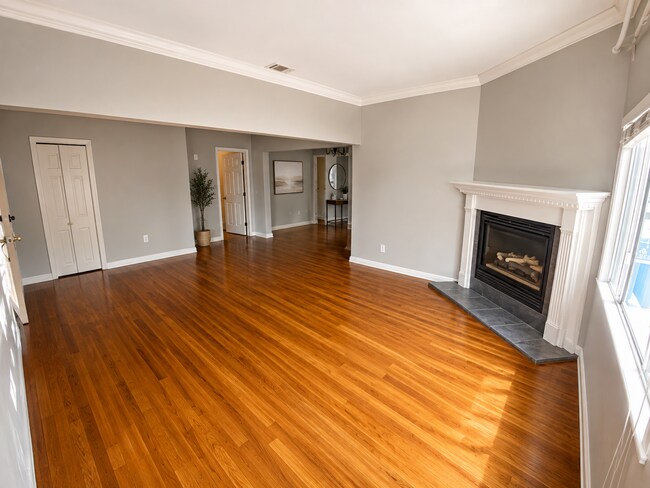 Foto del edificio - Spacious Kensington Home with Hardwood Floors and Fireplace