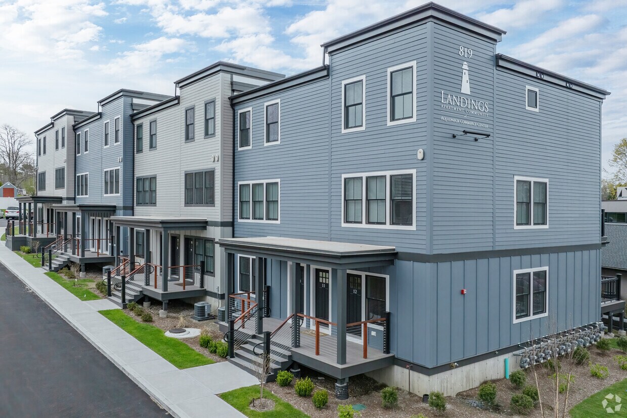 Primary Photo - 819 Aquidneck Ave