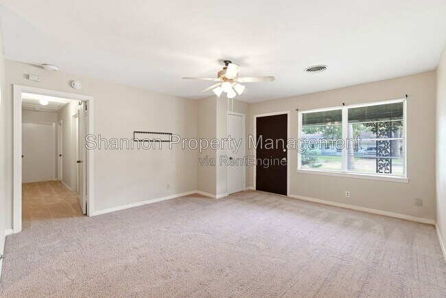 Foto del edificio - 8406 Highcrest Dr