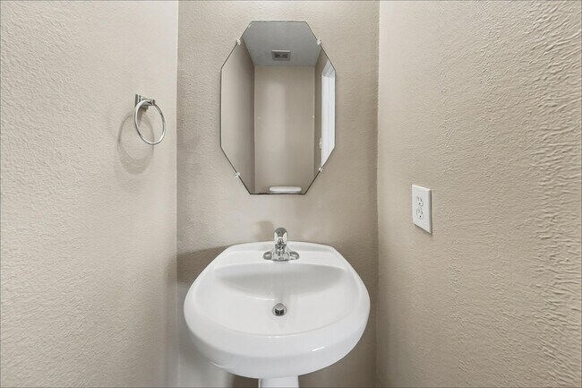 Foto del edificio - 1711 Mickle Creek Dr