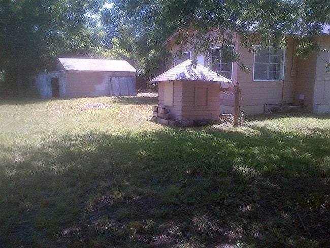 Building Photo - Spacious country home!